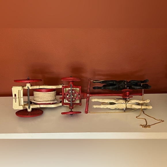 VINTAGE ANTIQUE 19” CAST IRON HORSE DRAWN FIRE ENGINE / HOSE WAGON TOY - Picture 12 of 16